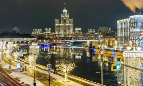 Вечерняя Москва с праздничной подсветкой зимой